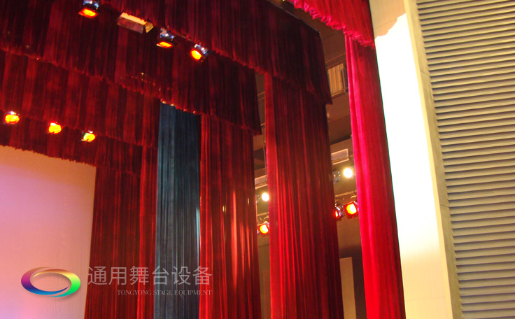通用舞臺專業性、全方位優勢!業務涉及舞臺機械、阻燃幕布、專業燈光系統、專業音響系統
