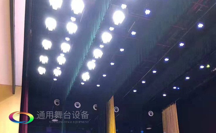 通用舞臺專業性、全方位優勢!業務涉及舞臺機械、阻燃幕布、專業燈光系統、專業音響系統
