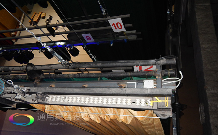 通用舞臺專業性、全方位優勢!業務涉及舞臺機械、阻燃幕布、專業燈光系統、專業音響系統