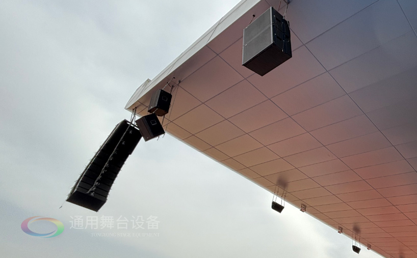 通用舞臺機械完成某高校體育場線陣列音箱、燈光等設(shè)備架設(shè) 提升大型活動視聽體驗